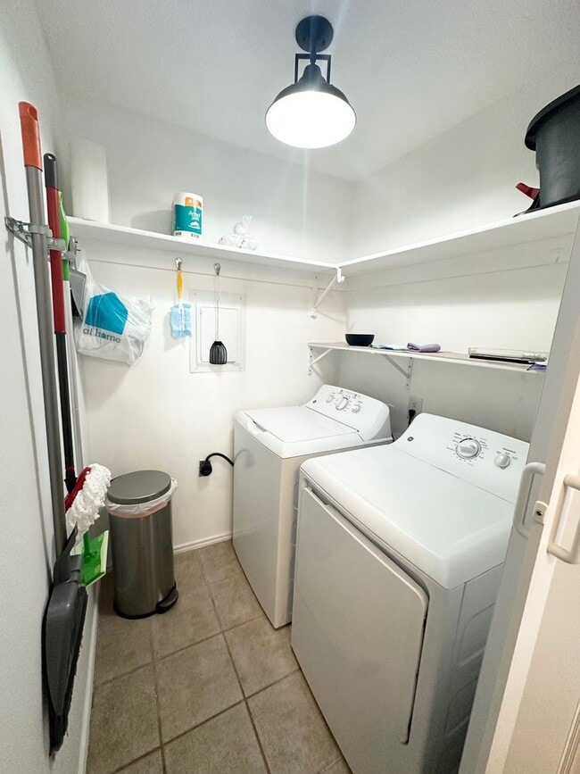 Building Photo - 1 Bedroom 1 Bath Fully Furnished Ready To ...