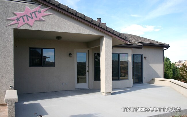 Building Photo - Home in Cliff Rose HOA ~ Winter Special!!