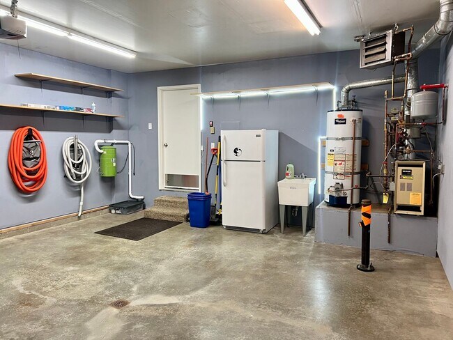 Building Photo - High speed internet included - 3 bedroom townhouse