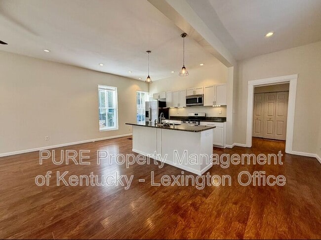 Building Photo - 611 N Broadway