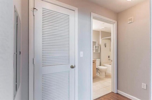 Building Photo - 533 NE 3rd Ave