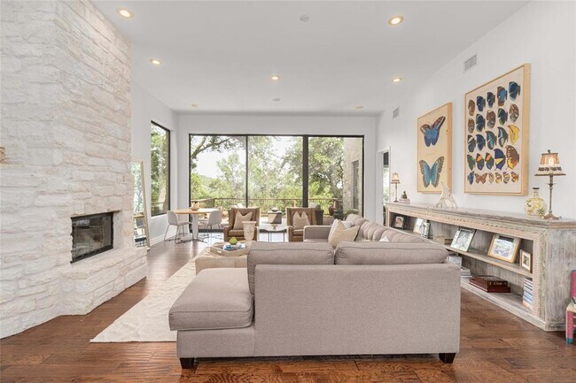 Building Photo - 2102 Paisano Rd