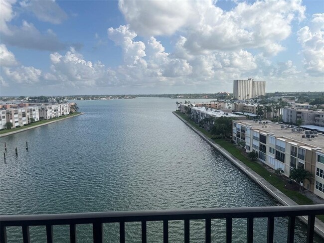 Building Photo - 7300 Sun Island Dr S
