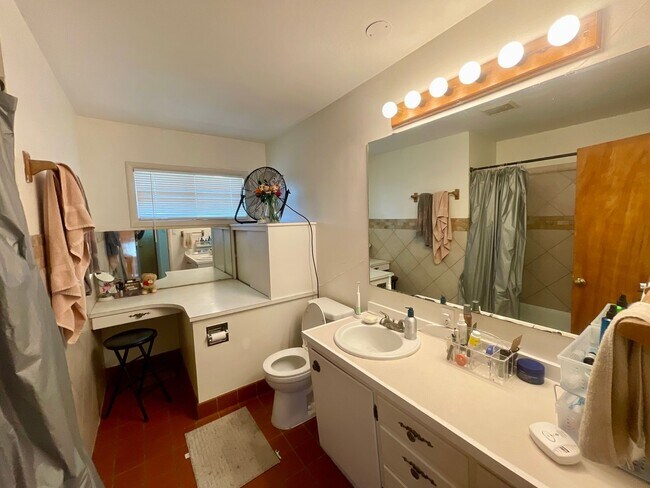 Building Photo - Expansive 5-bedroom, 2.5-bath home with incredible mountain views!