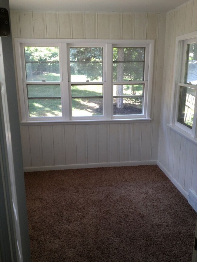 Building Photo - 3 Bedroom Morton Meadows Home for Rent - Close to Everything!