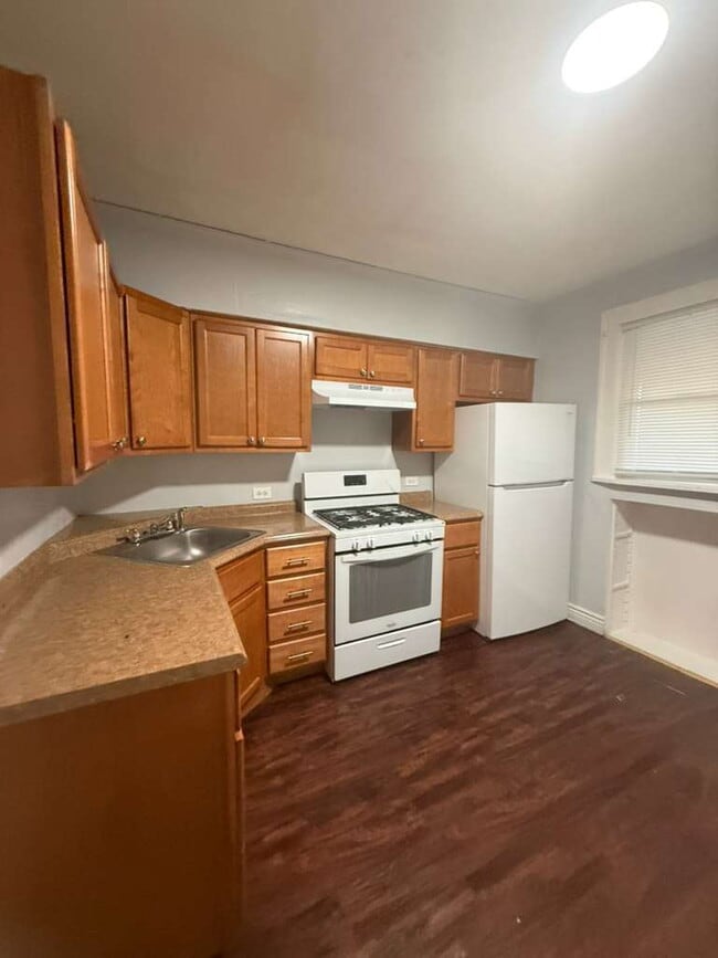 Building Photo - "Charming 2-Bedroom St. Louis Home with Gleaming Hardwood Floors in 63121!"