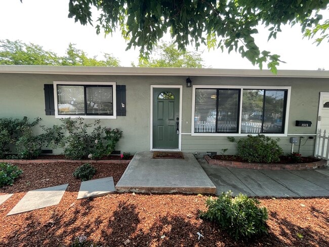 Primary Photo - 1515 Redwood Ave