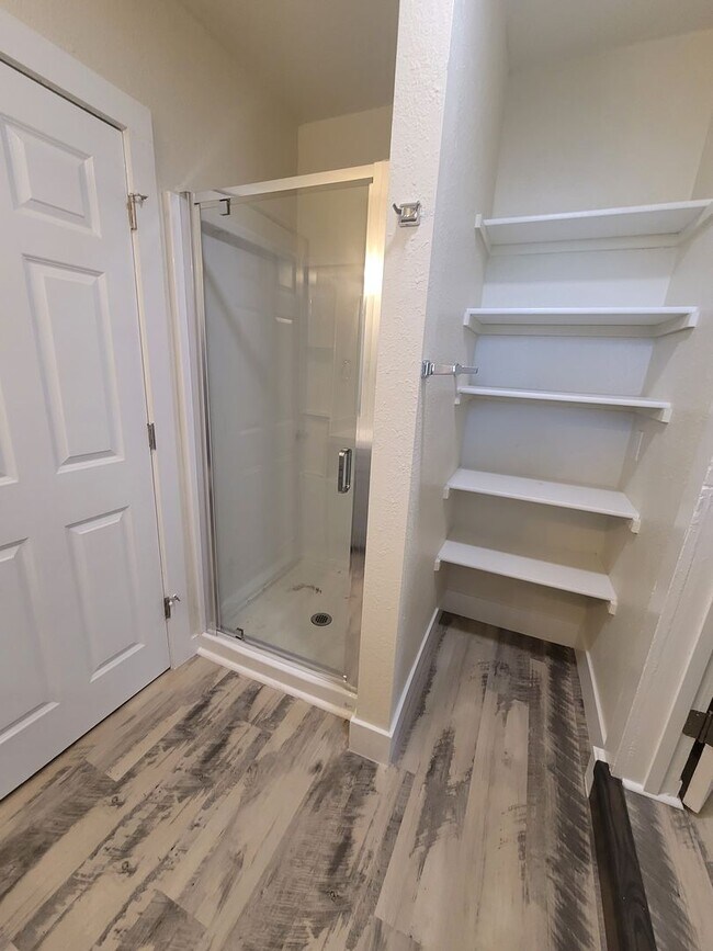 Building Photo - Newly renovated 4 bed 2 bath home in the h...