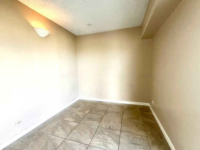 Building Photo - 2115 Ala Wai Blvd