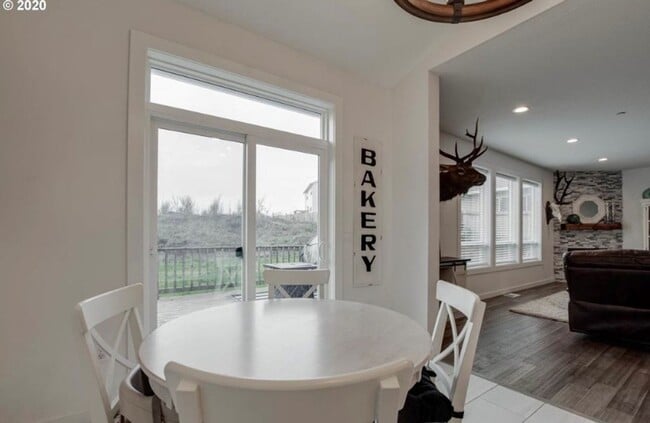Building Photo - Luxurious 3 Bedroom with Spacious Rooms an...