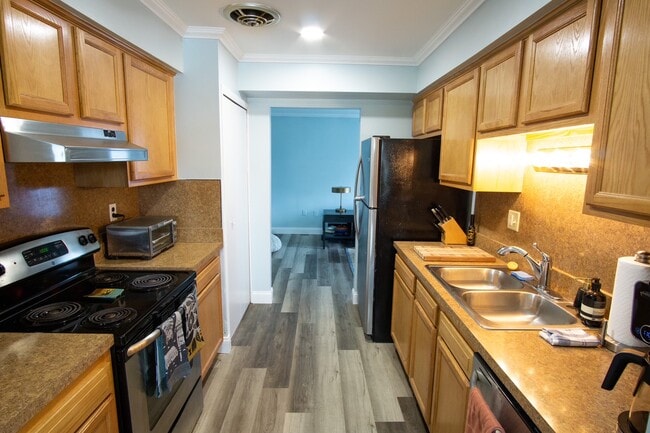 Building Photo - 2052 Parmenter Blvd