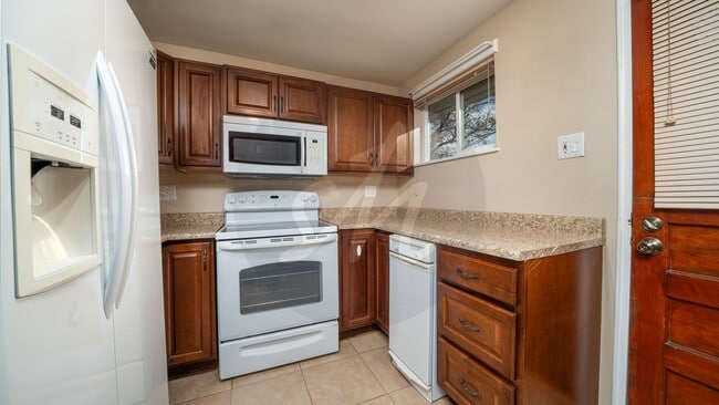 Building Photo - Make This Spacious 2-Bedroom Duplex Your Next Home