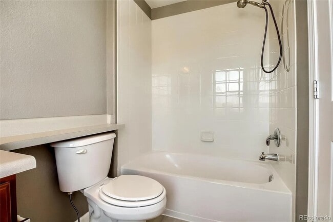 Building Photo - Stunning 3 bedroom townhome!
