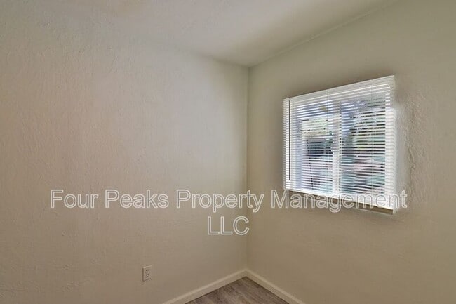 Building Photo - 102 E Hatcher Rd