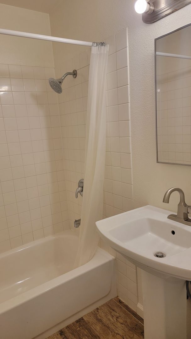Building Photo - 3 Bed, 2 Bath House for Rent