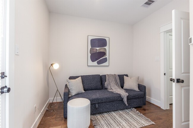 Building Photo - 605 Middle St