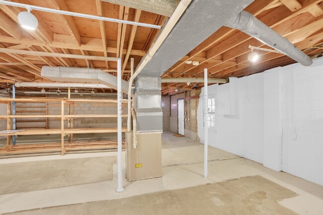 Building Photo - NOT YOUR AVERAGE 4 BEDROOM HOUSE!