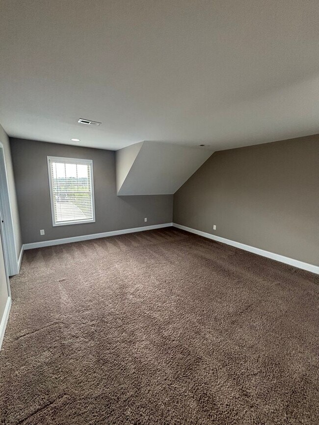 Building Photo - Mtn Views & Adaptable living in Seymour!