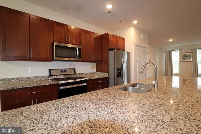 Building Photo - 414 Waverley Dr
