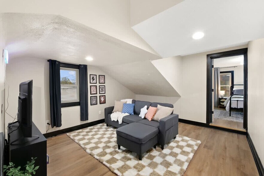 Building Photo - 303 E Washington St