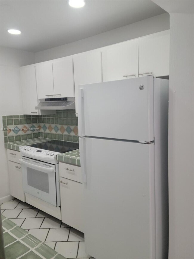 Building Photo - 9400 SW 77th Ave