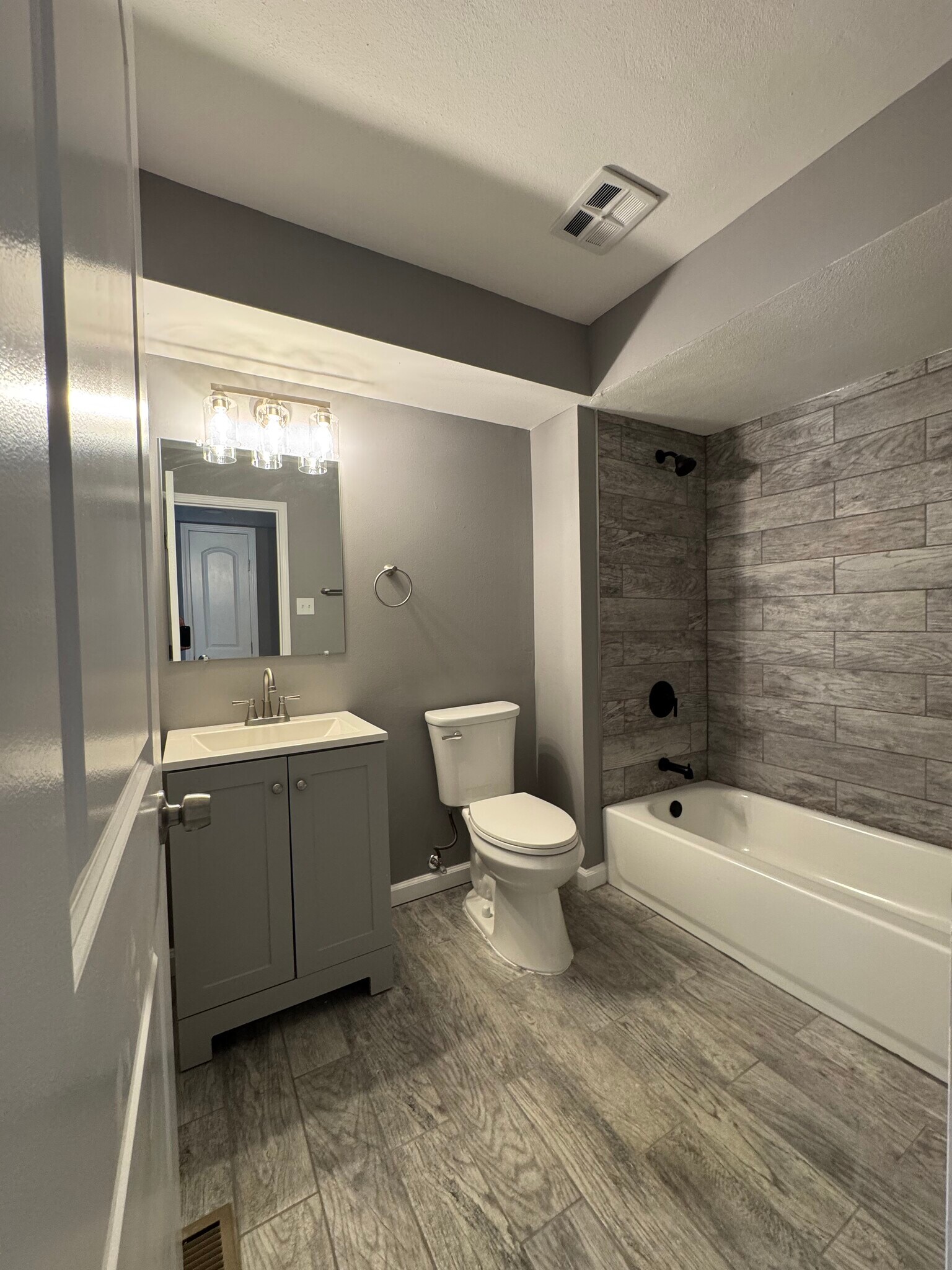 Front hallway full bathroom - 10341 Forest Brook Ln