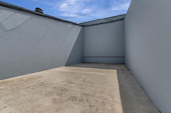 Building Photo - 7076 Huntington Ln