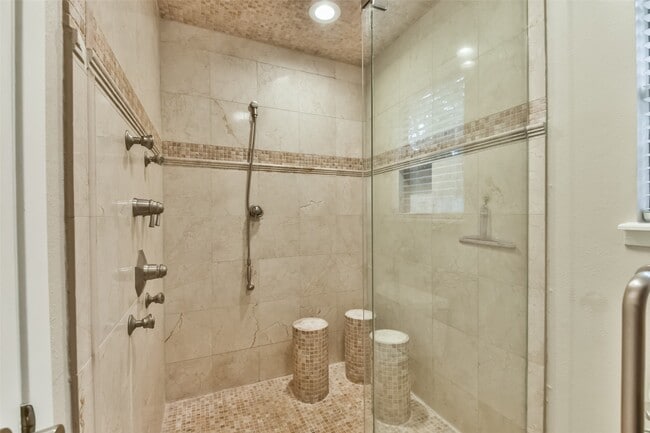 Building Photo - 20 Tulip Hill Ct
