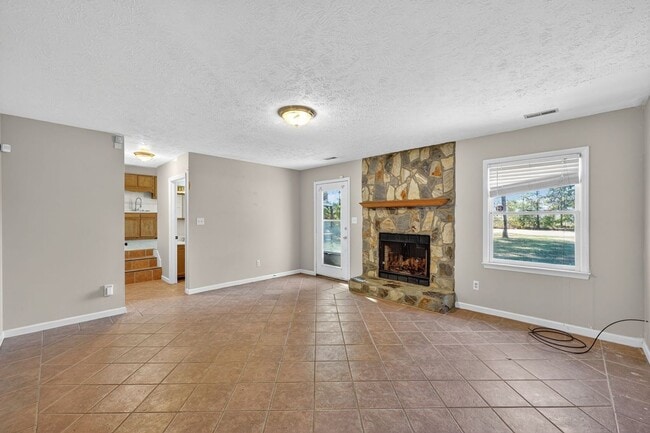 Building Photo - 1040 Rim Rd