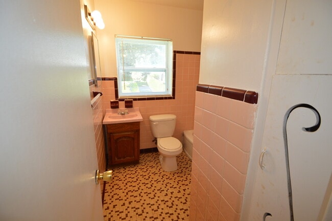 Building Photo - 519 Vern Dr