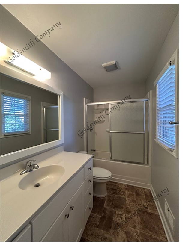 Building Photo - "3-Bedroom with 2 Baths and 2100 Sq Ft of Comfort in Greenville!"