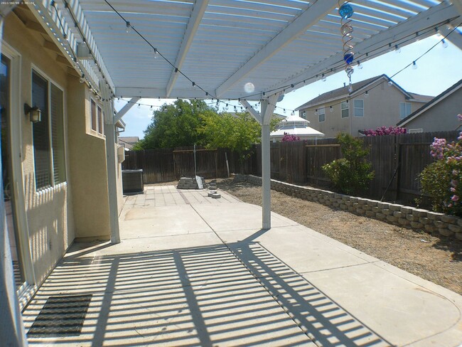 Building Photo - 3 Bed| 2 Bath | 1660 SF | Single Story | Tenant pays $175 monthly for WS&G