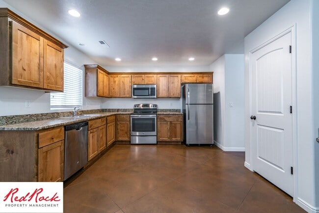 Building Photo - Conveniently located 3 Bedroom Townhome