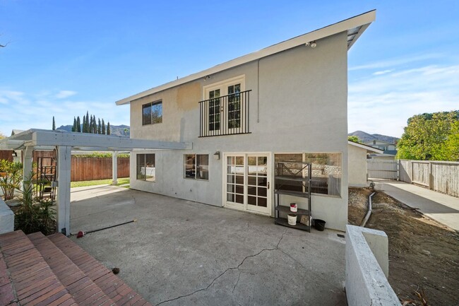 Building Photo - Charming Agoura Hills Home with Ample Outd...