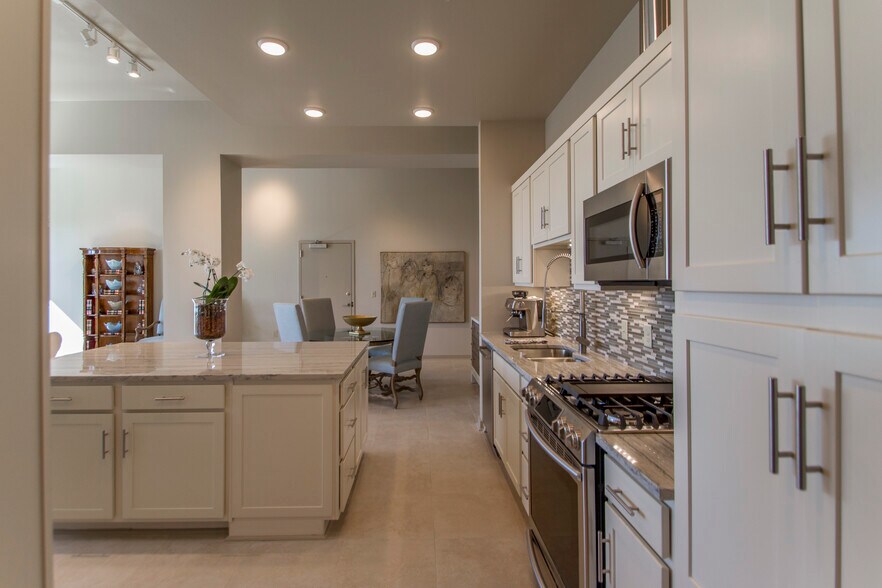 Building Photo - 221 W 2nd St