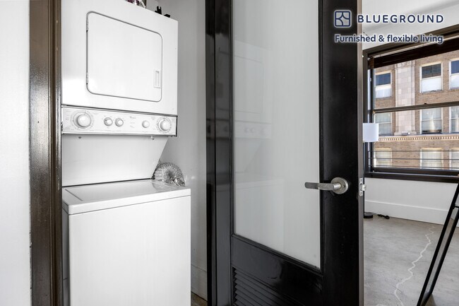 Building Photo - 810 S Spring St