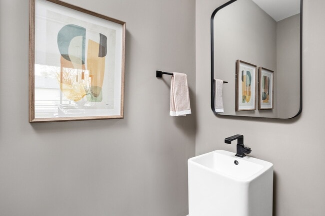 Building Photo - 322 N Summit St