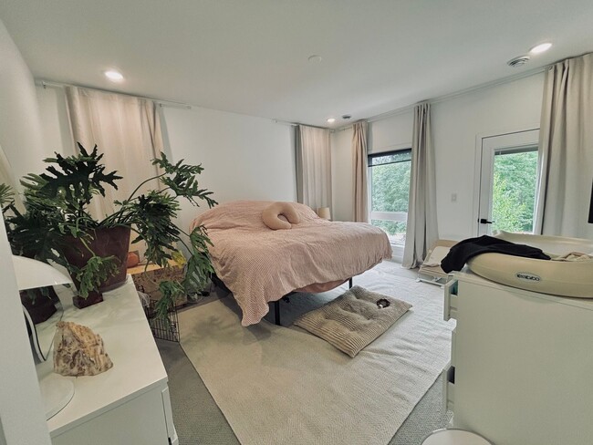Building Photo - Rare Minnehaha Parkway rental Beautiful th...