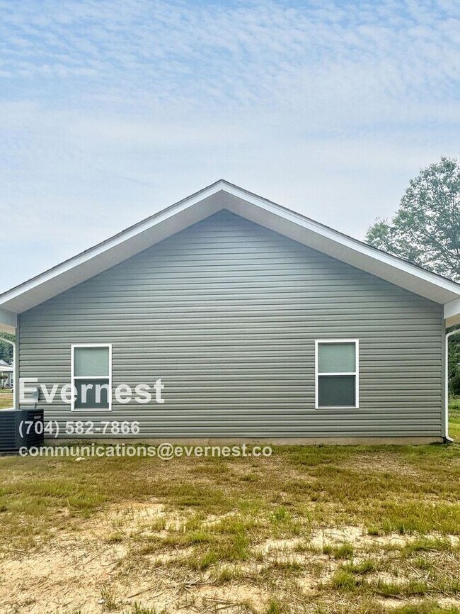 Building Photo - Home with Driveway and Modern Appliances / 3 Bed, 2 Bath  / Vuocher Accepted / Pet-friendly / Com...