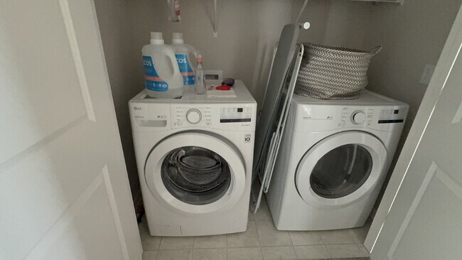 Building Photo - 8056 Central Park Way