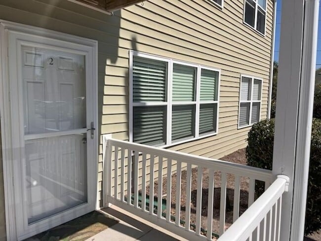 Building Photo - 2 bedroom 2 bath condo located close to beaches, shopping and restaurants