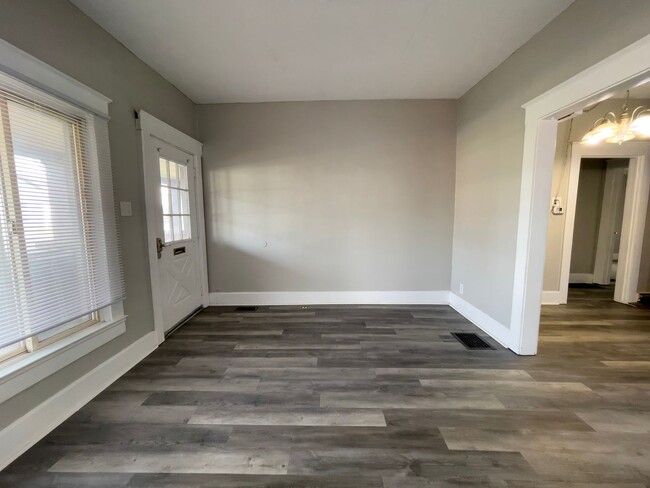 Building Photo - PRELEASING for AUGUST! Close to Campus