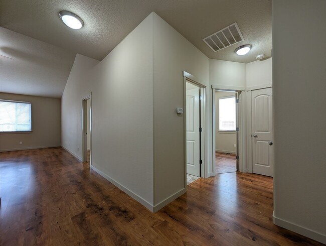 Building Photo - Great 3bed/2 bath home with solid surface flooring!