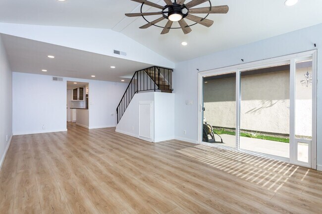 Building Photo - Charming Two Story Home!