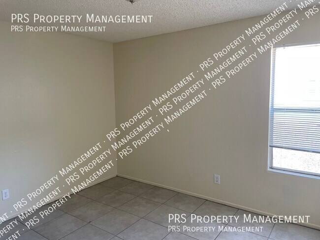 Building Photo - 465 W Ivyglen St