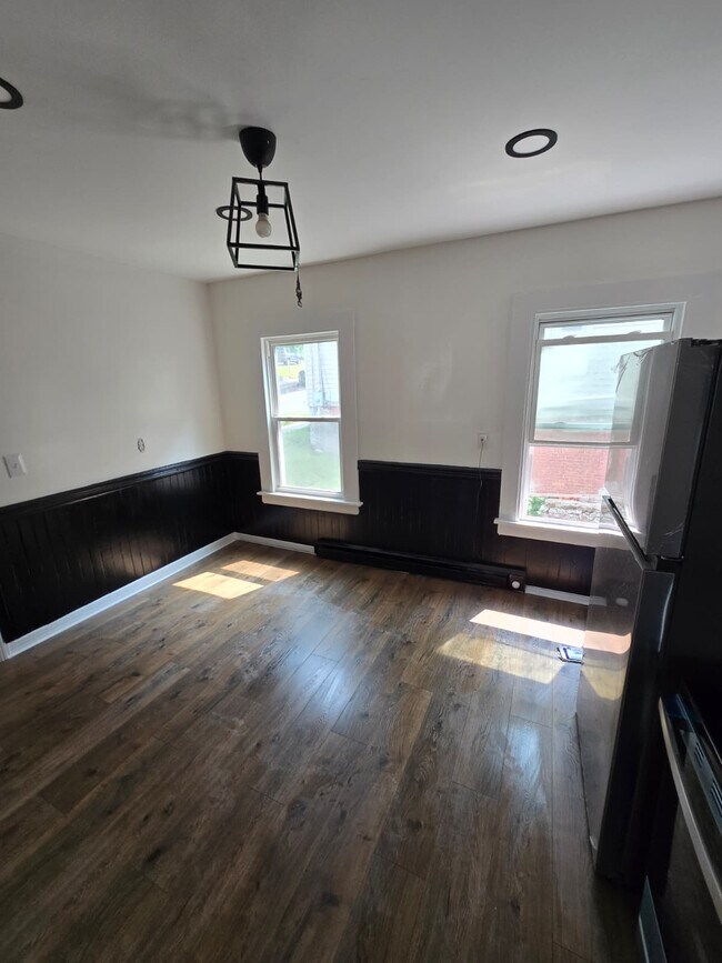 Building Photo - 135 Willow St