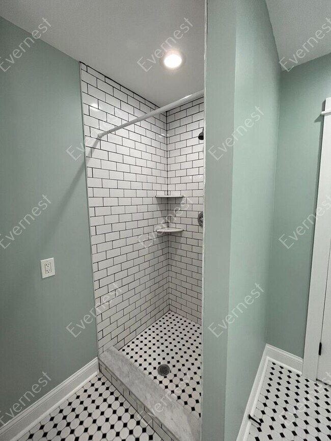 Building Photo - Charming 2-Bedroom Home with Modern Amenit...