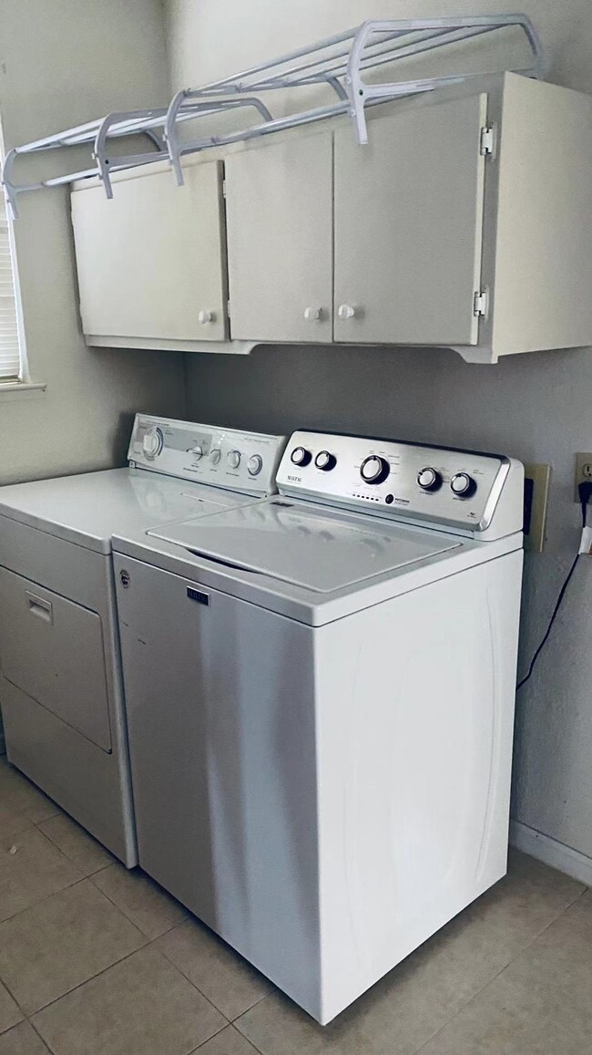 Building Photo - 711 Sandpiper Ln