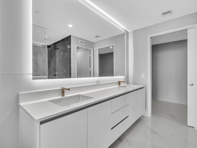 Building Photo - 700 NE 24th St