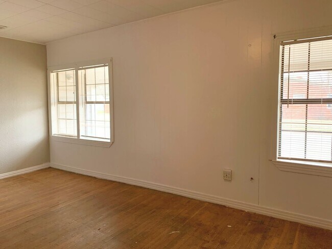 Building Photo - 3 bed 2 bath July Move In - Pre-Leasing